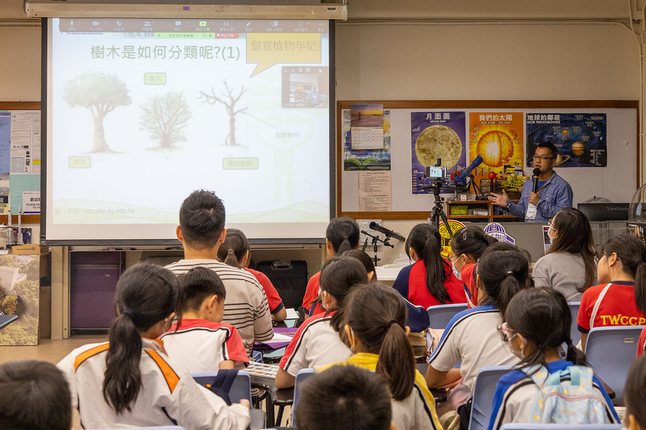 長春社教育經理鄧俊賢先生教授辨認植物的基本技巧。